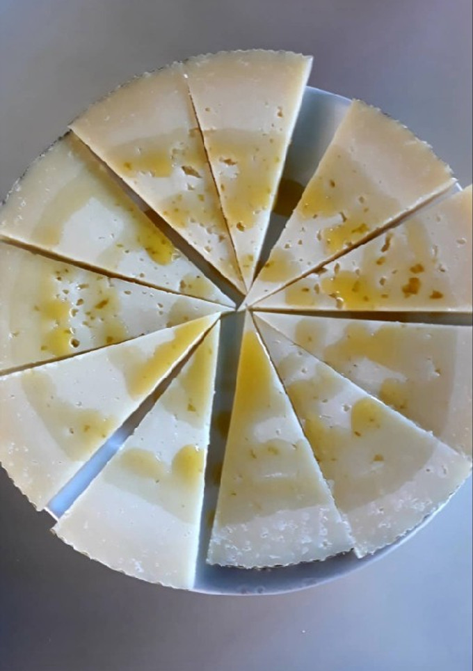 Una foto de Queso acompañado de aceite picante
