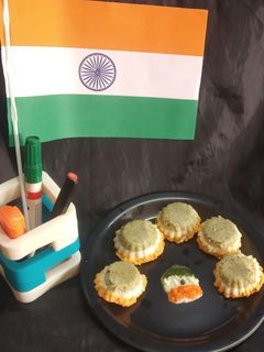 तिरंगा ढोकला मफिन्स (Tiranga Dhokla muffins recipe in hindi) रेसिपी मुख्य फोटो