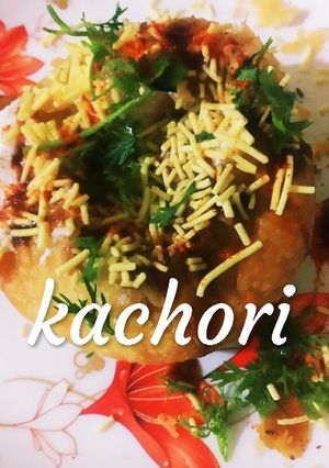 कचौड़ी (Kachodi recipe in Hindi) रेसिपी मुख्य फोटो