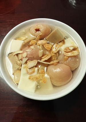 Hình của món Chè khúc bạch.