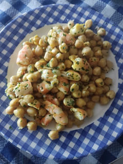 Una foto de Garbanzos con gambas