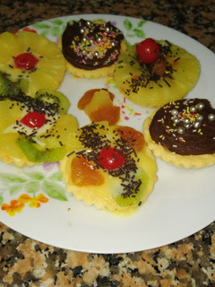 Una foto de Mini tartaletas de masa sable de crema pastelera y chocolate
