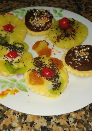 Una foto de Mini tartaletas de masa sable de crema pastelera y chocolate