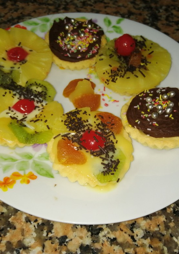 Una foto de Mini tartaletas de masa sable de crema pastelera y chocolate