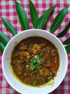 A picture of Prawn curry with raw mango.