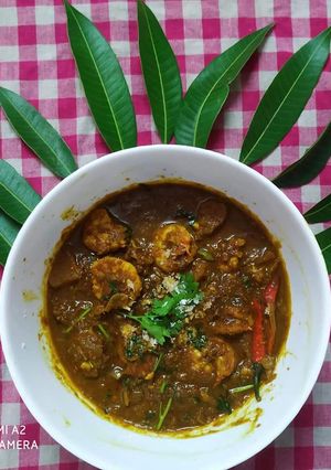 A picture of Prawn curry with raw mango.