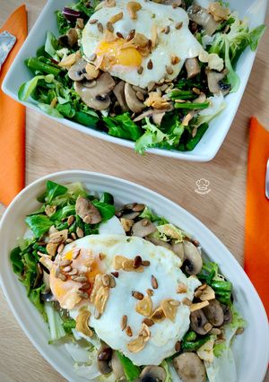 Foto principal de Ensalada templada de champiñón y trigueros con huevo frito con ajos