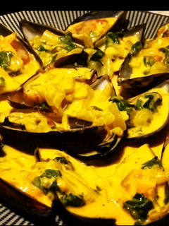 Una foto de Mejillones al vapor en salsa de curry y cilantro (algo picante 🌶)