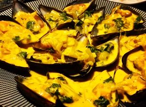 Foto principal de Mejillones al vapor en salsa de curry y cilantro (algo picante 🌶)