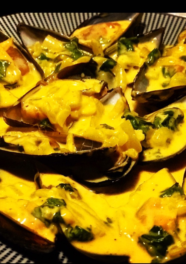 Una foto de Mejillones al vapor en salsa de curry y cilantro (algo picante 🌶)