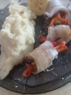 Una foto de Rollitos de merluza con puré de papa