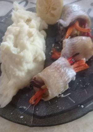 Una foto de Rollitos de merluza con puré de papa