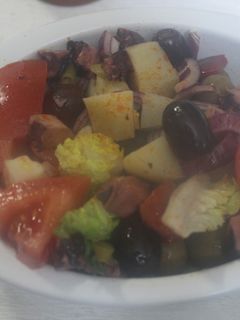 Una foto de Ensalada de patata cocida y mejillones