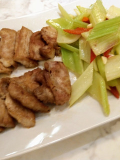 香煎豬排佐西芹(低醣生酮餐)(簡單料理) 的食譜成品照片