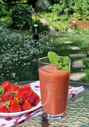 Epres, banános, gyömbéres zöldtea🍓🍌🍎 (vegán) recept fotója