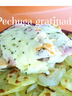 Una foto de Pechuga gratinada con queso y jamón york, DELICIOSA