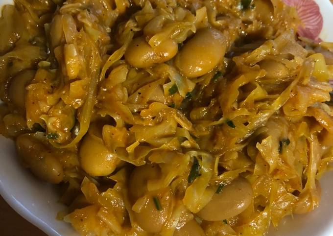 Тушкована капуста з консервованою квасолею в томатному соусі