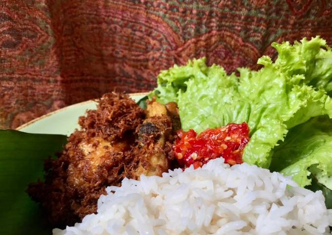 Ayam goreng lengkuas dan sambal dadak