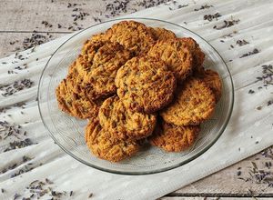 Una foto de 🪻Galletitas de harina de almendras, harina de avena, miel y lavanda 🪻