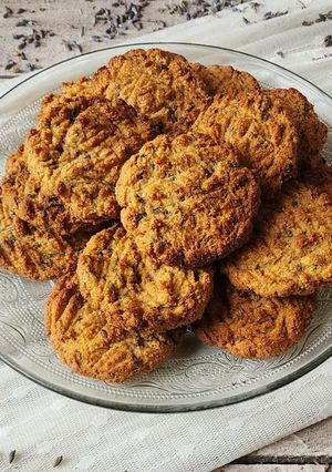 Una foto de 🪻Galletitas de harina de almendras, harina de avena, miel y lavanda 🪻