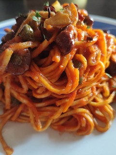 Una foto de Spaghetti Oliva di Kalamata e Capperi (Aceitunas y Alcaparras)