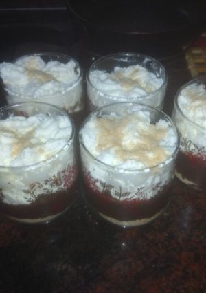 Una foto de Manjar de chocolate negro con galletas y nata montada