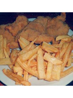 Una foto de Milanesas de pollo con papas fritas