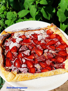 Foto di ”Crostata Sfogliata con Fragole & Cannella”