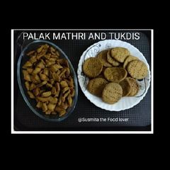 Masala palak mathri and palak tukdis A picture of Masala palak mathri and palak tukdis.