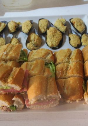 Foto principal de Mini bocadillos de mortadela o atún, con gazpacho y lechuga