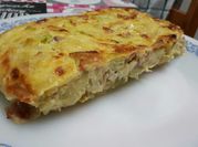 Una foto de pastel de puerro calabacín
