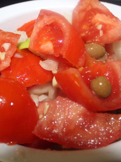 Una foto de Ensalada de tomate con aceitunas