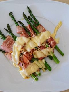 Una foto de Espárragos verdes con bacon y queso fundido 🥓🧀