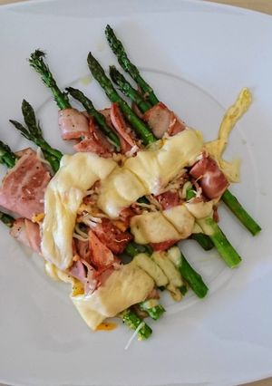 Una foto de Espárragos verdes con bacon y queso fundido 🥓🧀
