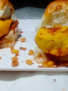 वड़ा पाव (vada pav recipe in hindi) रेसिपी मुख्य फोटो