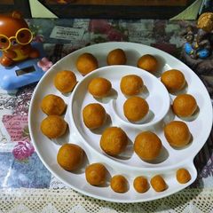 A picture of Besan ladoo.