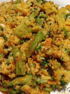 Foto principal de Huevos revueltos con brócoli y queso