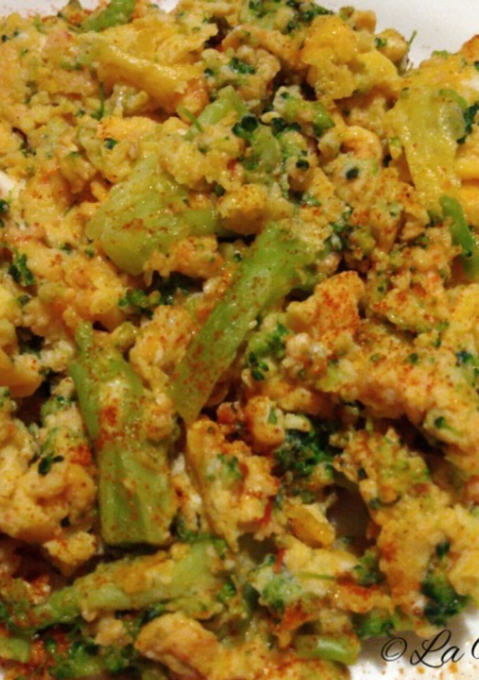Una foto de Huevos revueltos con brócoli y queso