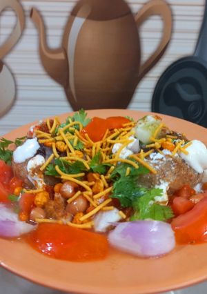 A picture of Aloo Tikki Chaat.