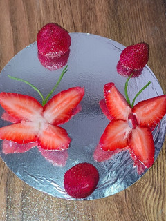 عکسی از دستور تزیین توت فرنگی 🍓 به شکل 🦋