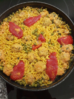 Una foto de Fideuá con pollo 🐔 y albóndigas