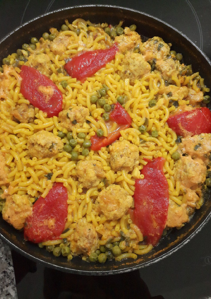 Una foto de Fideuá con pollo 🐔 y albóndigas