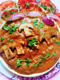 मशरूम बटर मसाला (mushroom butter masala recipe in marathi) रेसिपी चे मुख्य फोटो