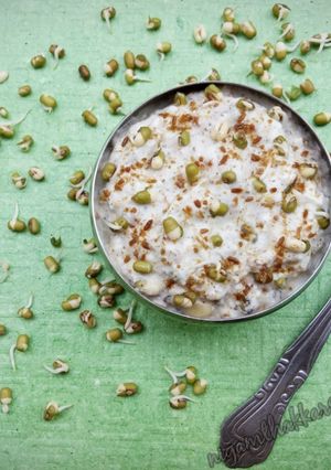 ફણગાવેલા મગનું રાઇતું (Sprouts Moong Raita Recipe in Gujarati) રેસીપી મુખ્ય ફોટો