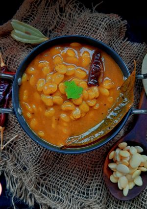 A picture of Gujarati Vaal nu shak (Lima beans curry).