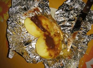 Una foto de Manzana rellena de canela dulce a la brasa