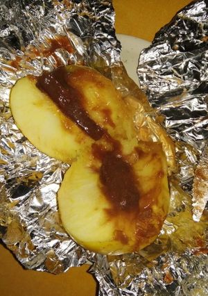 Una foto de Manzana rellena de canela dulce a la brasa