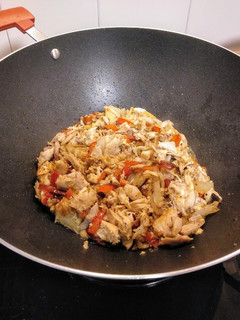Una foto de Aprovechando restos: wok de pollo asado salteado