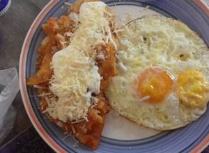 Una foto de Almuerzo, chilaquiles con huevos estrellados