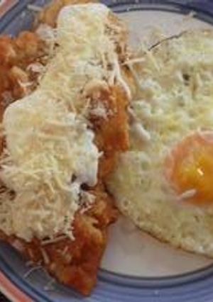 Una foto de Almuerzo, chilaquiles con huevos estrellados